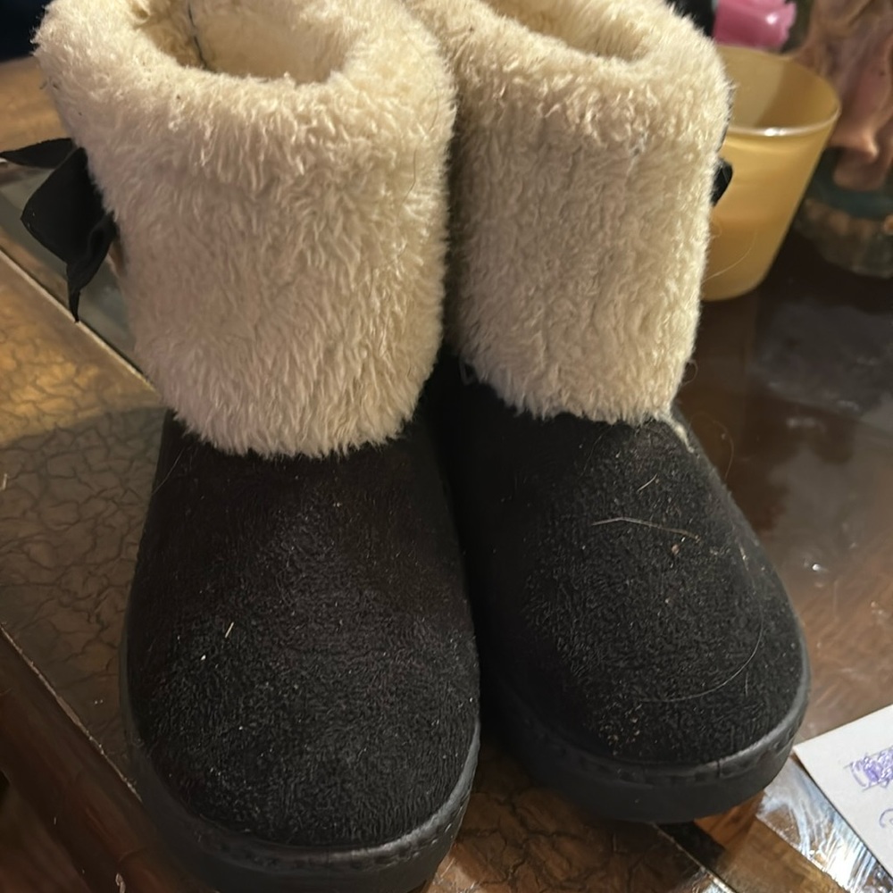 Black and beige furry boots for little girls